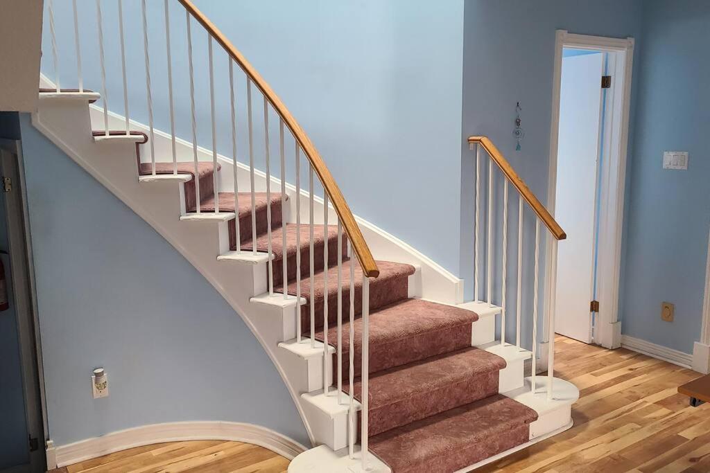 Entire 9 Person House With Sky Light Appartement Ottawa