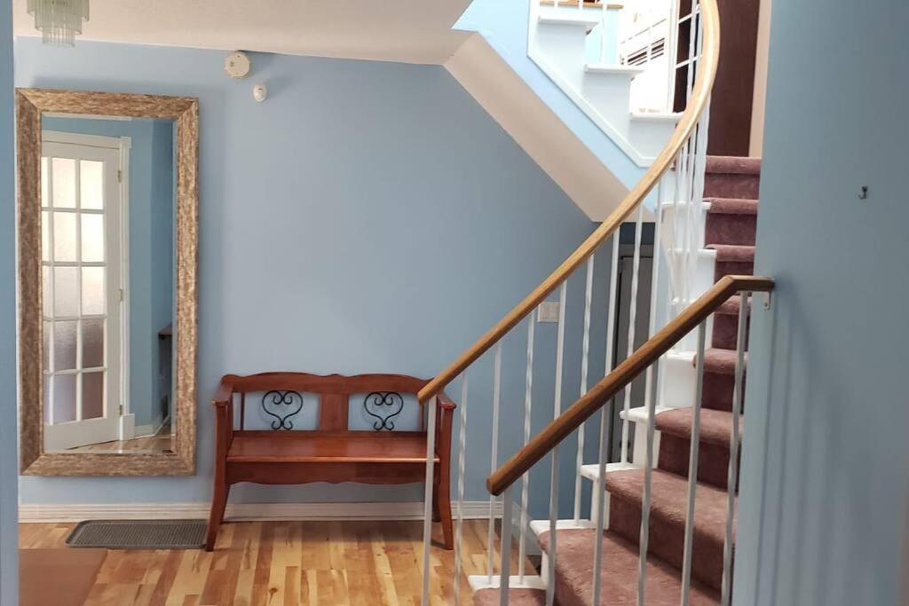 Entire 9 Person House With Sky Light * Ottawa